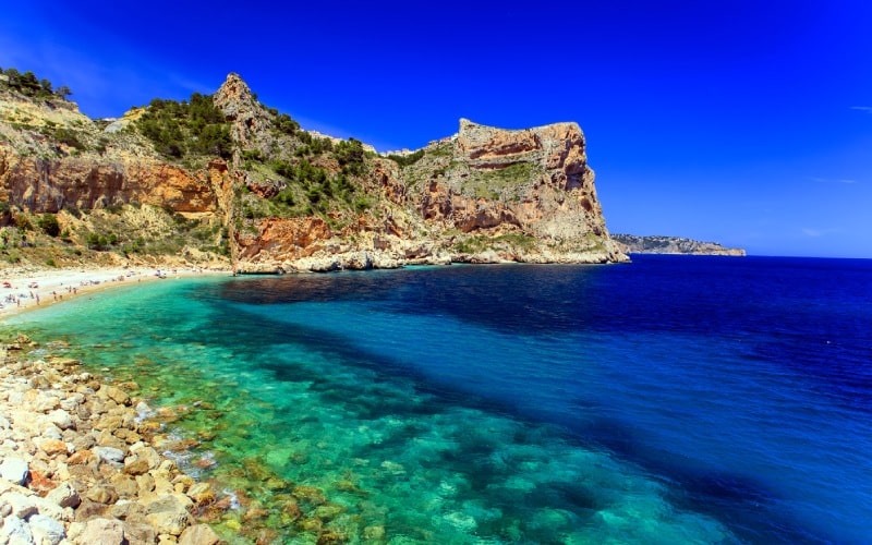 Así luce el mar en la cala del Moraig