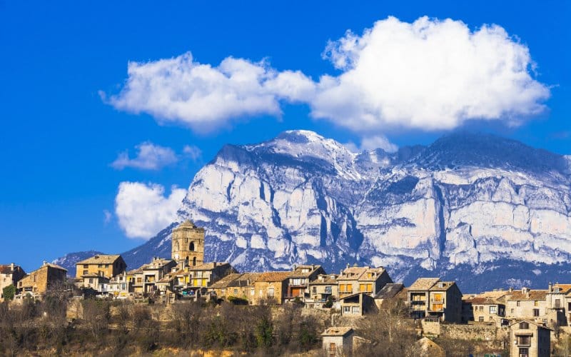 El pueblo de Aínsa con los Pirineos Aragoneses de fondo