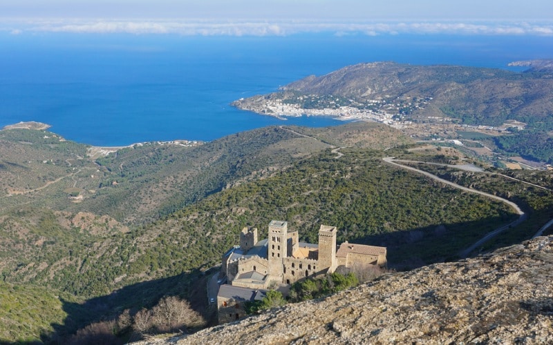 Panorámica aérea del monasterio de Sant Pere de Rodes y Port de la Selva