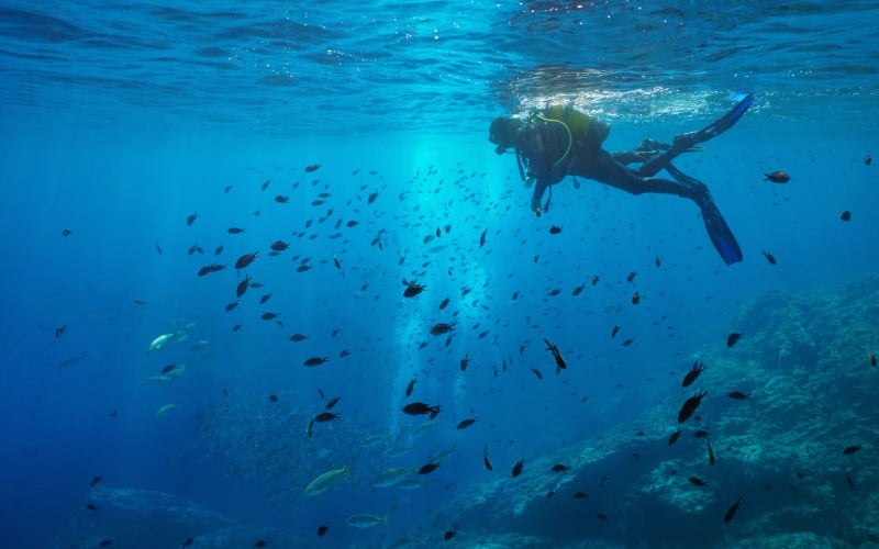Submarinista en las aguas de las Islas Medas