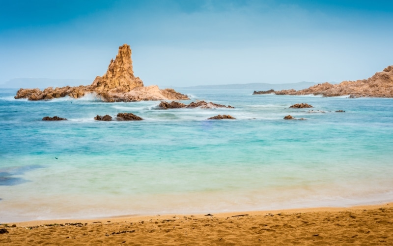 Las aguas de Cala Pregonda son de un tono único