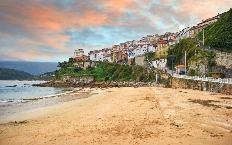 Lastres desde una de las playas que tiene alrededor