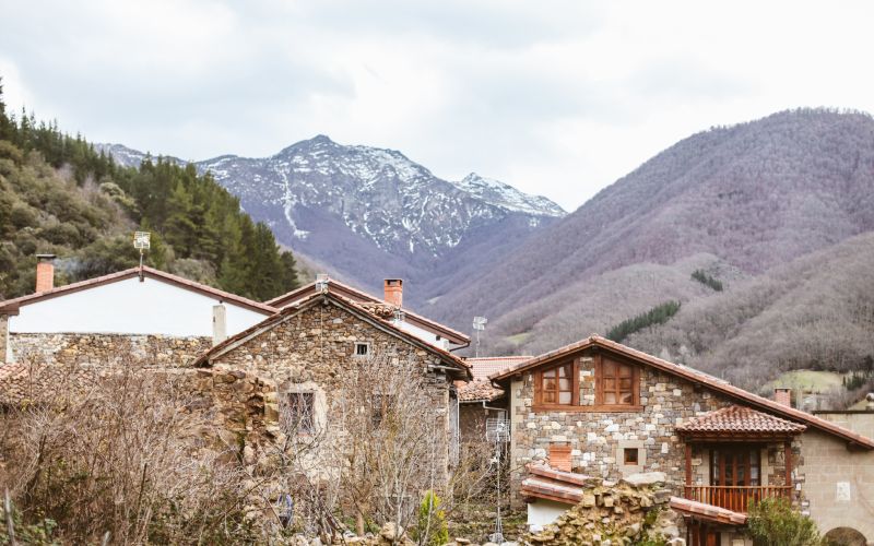 Pueblo de Isoba con los Picos de Europa de fondo