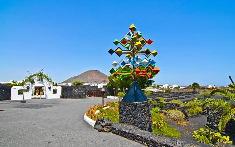 César Manrique creó la famosa escultura de viento de la entrada en 1987