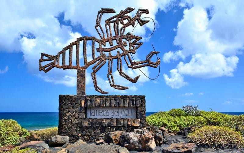 Una moderna escultura de cangrejo a la entrada del complejo subterráneo en roca de lava creada por César Manrique en los Jameos del Agua