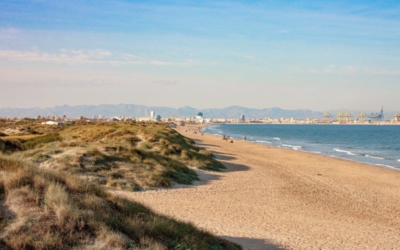 Playa del Saler con Valencia y su puerto al fondo