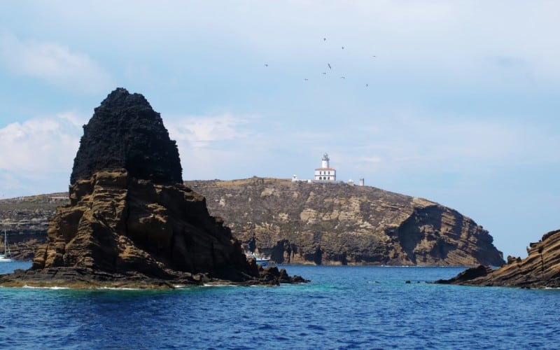 Las islas Columbretes con el faro de fondo