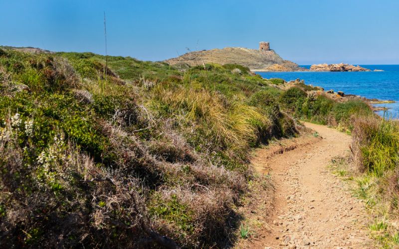 Camí de Cavalls, con torre de defensa al fondo