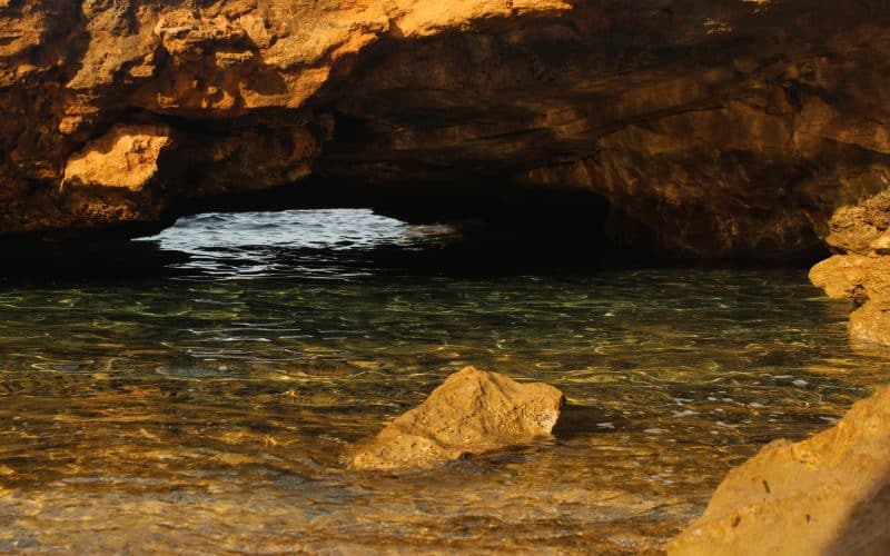 Entrada a una cueva en la playa de Binimel·là Menorca