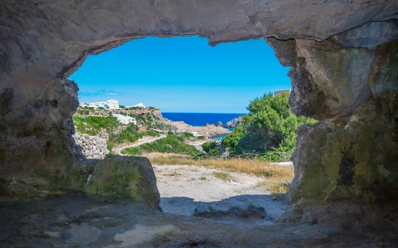 Cuevas frente a Cala Morell Menorca