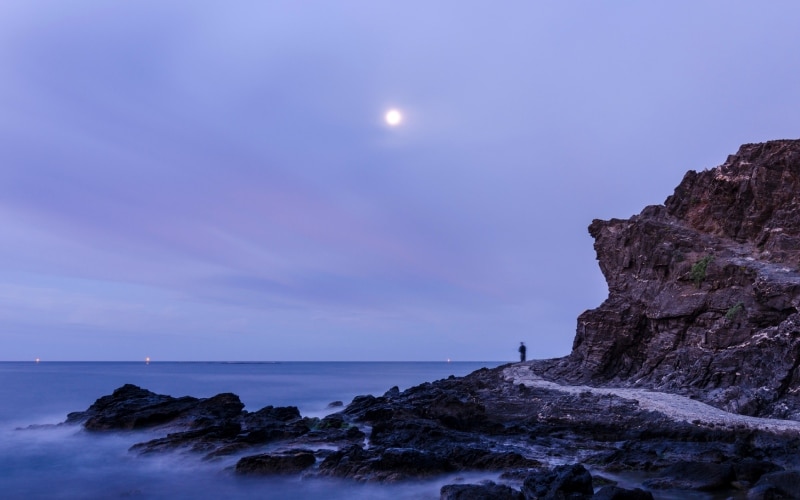 Camino junto a una de las playas de Salobreña