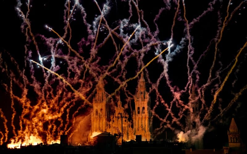 Fuegos artificiales en la Catedral de Santiago durante la festividad
