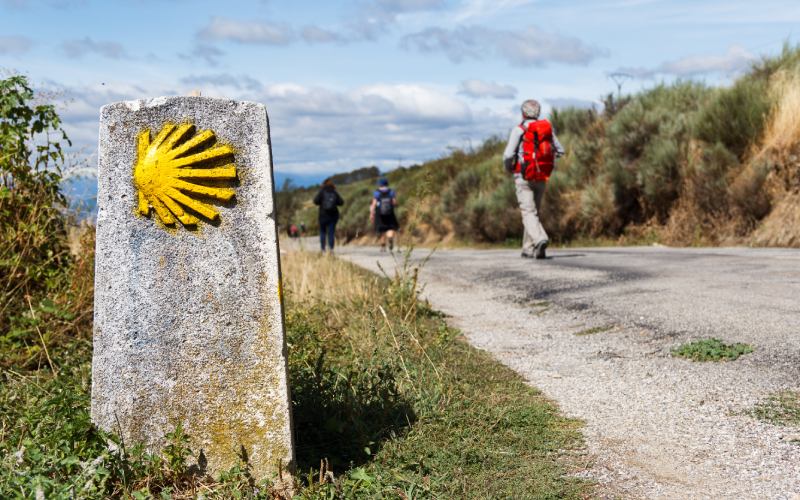 La concha es un símbolo del peregrino omnipresente en el Camino de Santiago