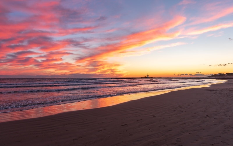 Atardecer en una de las playas de Vilanova i la Geltrú