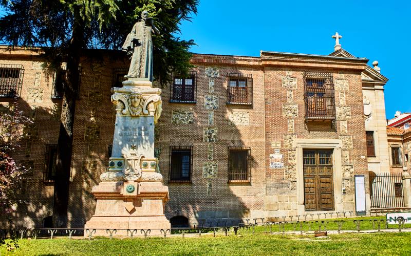 Estatua de Lope de Vega en el monasterio de la Encarnación