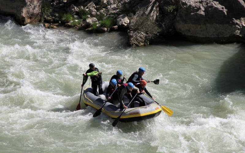 Un grupo de personas haciendo rafting en el río Gállego