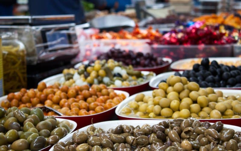 Puesto de olivas en el mercado de Ordizia