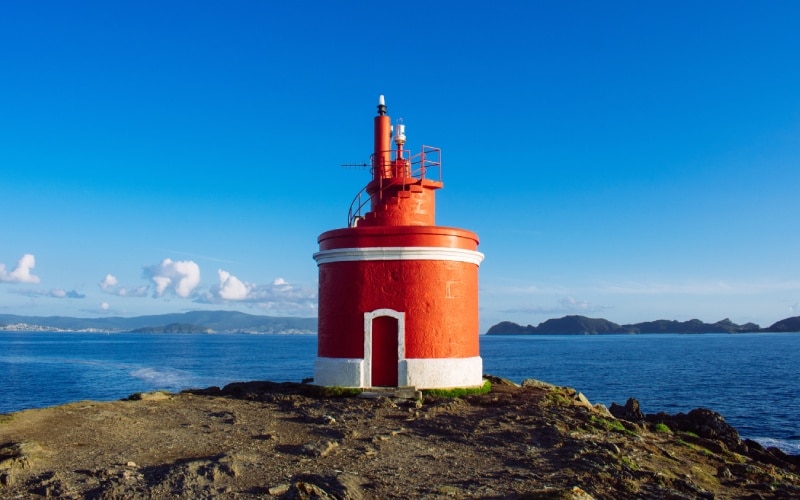 Faro de Punta Robaleira, de un llamativo color rojo