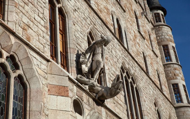 Estatua de San Jorge matando al dragón sobre la entrada de Casa Botines