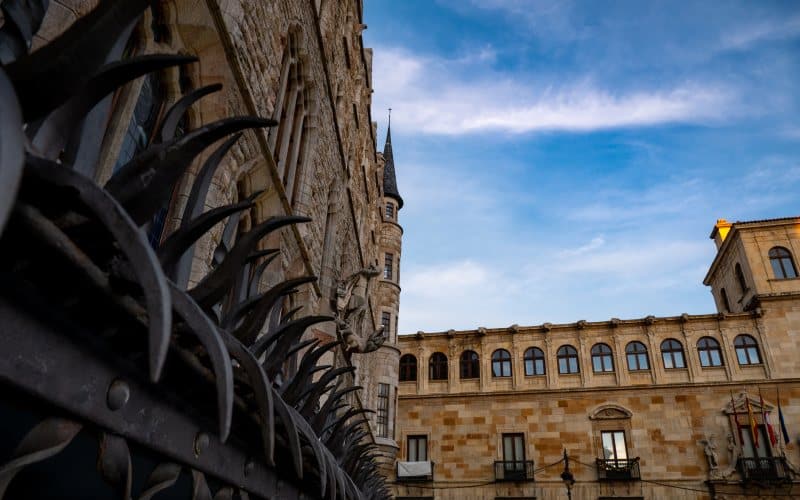 El Palacio de los Guzmanes y la Casa Botines en León