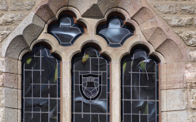 Algunos detalles de las ventanas del museo Casa Botines Gaudí