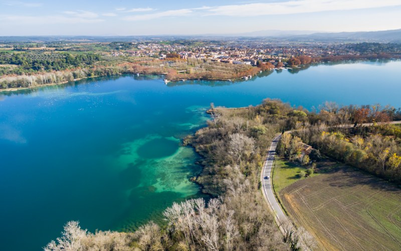 Paisaje del lago de Banyoles en la provincia de Girona, en la comunidad autónoma de Catalunya