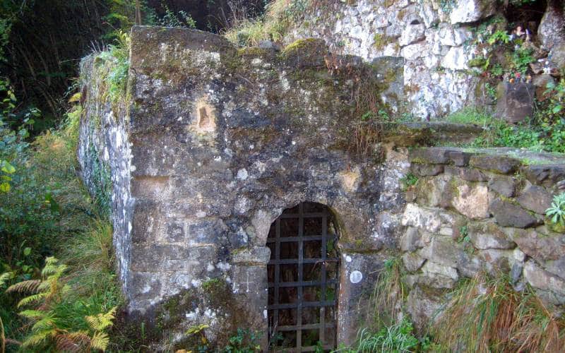 La Santa Cueva de Toribio de Liébana se sitúa en la ladera del monte
