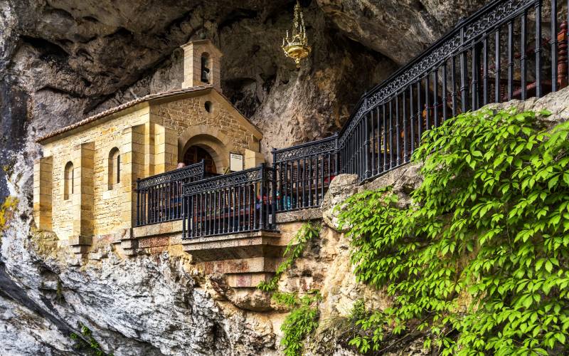 Vista lateral&nbsp; de la Santa Cueva de Covadonga