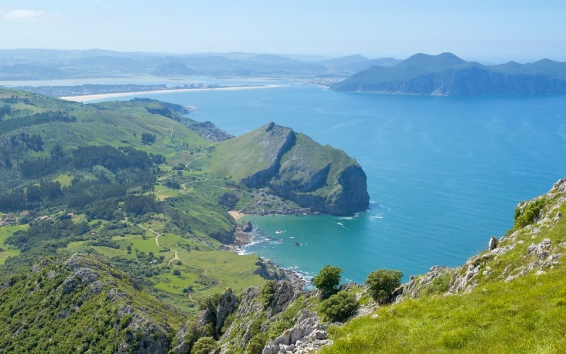 Cantabria, municipio de Liendo, vista hacia la ciudad de Santona a través de la bahía