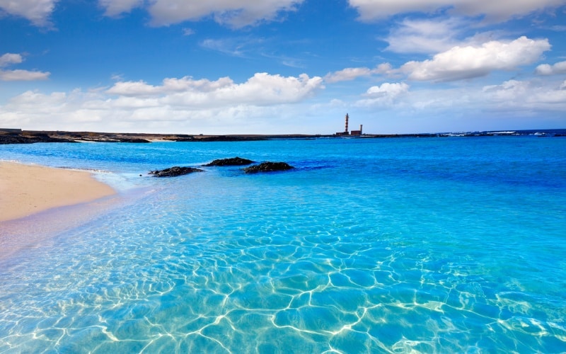 Aguas cristalinas en las calas de El Cotillo