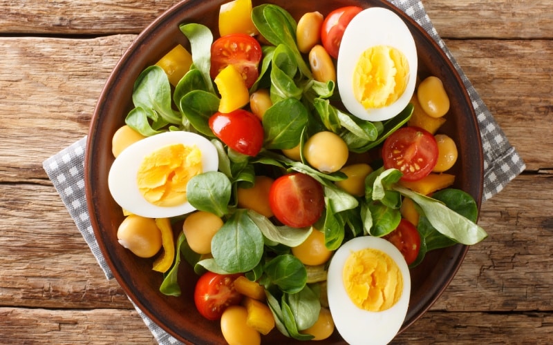 Ensalada de altramuces, huevos y canónigos