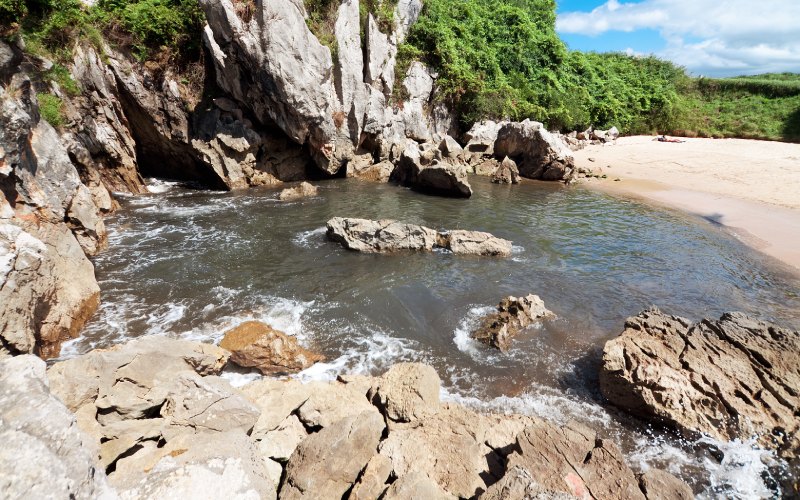 El mar se cuela entre las rocas en la Playa de Gulpiyuri