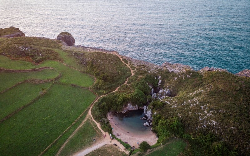 Vista aérea de la playa más pequeña del mundo