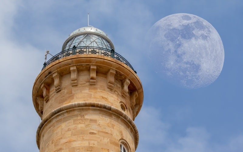 Torre y cúpula del faro