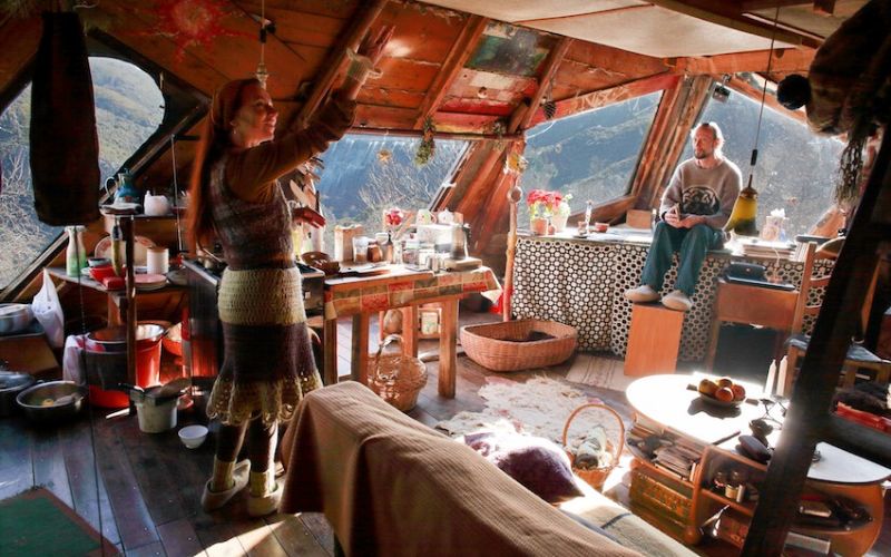 Dos de los habitantes de Matavenero en su casa
