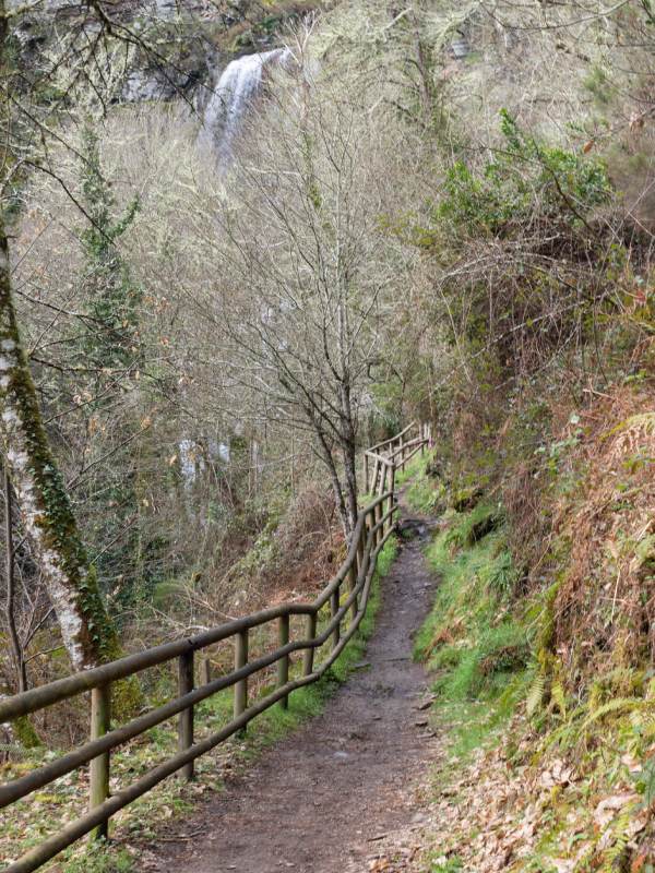 Camino a la cascada de Vilagocende