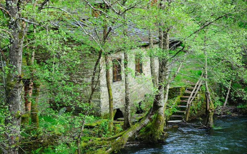 Molino en ruinas junto a la Cascada de Vilagocende