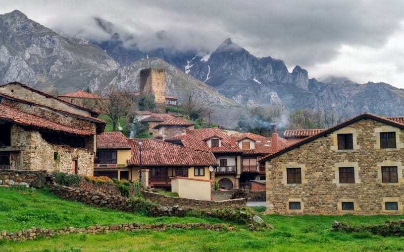 Casas de Mogrovejo con los Picos de Europa de fondo