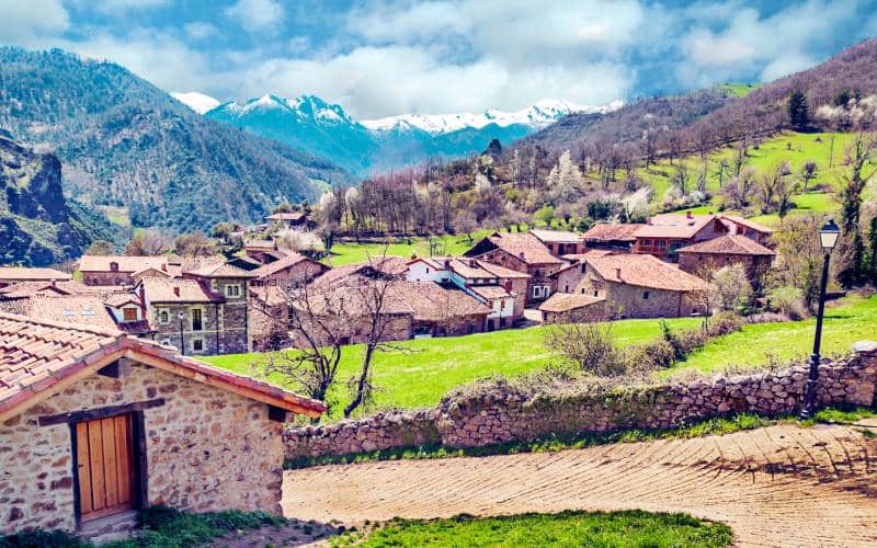 Día soleado en el pueblo de Mogrovejo en Cantabria