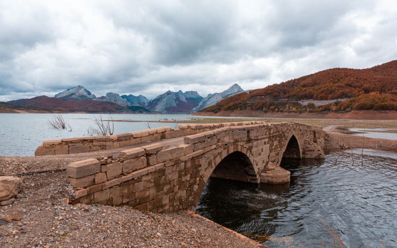 Antiguo puente del desaparecido pueblo de Pedrosa del Rey