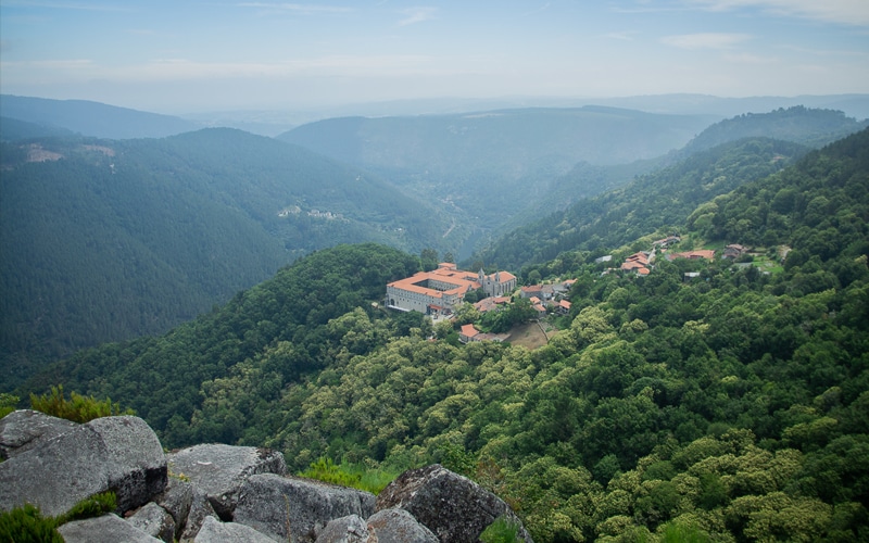 Monasterio de Santo Estevo, con el pueblo del mismo nombre, visto desde el mirador de Penedos do Castro