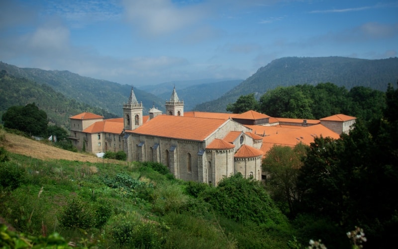 El Monasterio de Santo Estevo de Ribas de Sil aparece de pronto