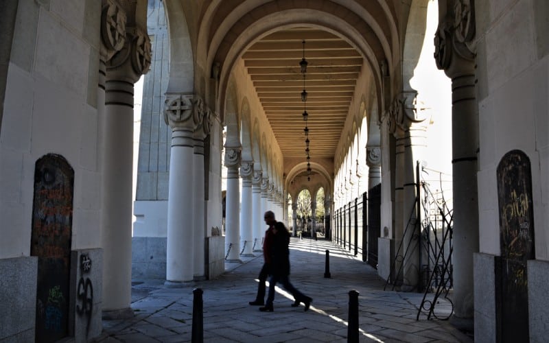 Pórtico de entrada a la Almudena