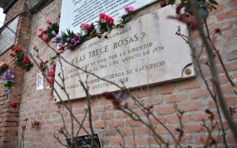 Placa conmemorativa de las Trece Rosas