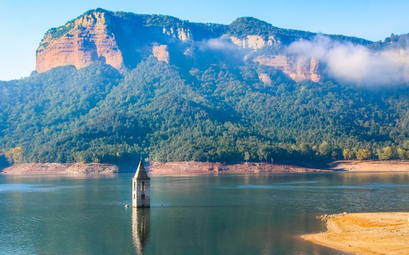 Torre de Sant Romá de Sau emergiendo