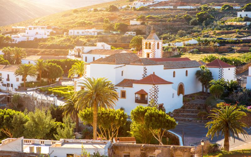 Vista del pueblo de Betancuria con la torre de la iglesia