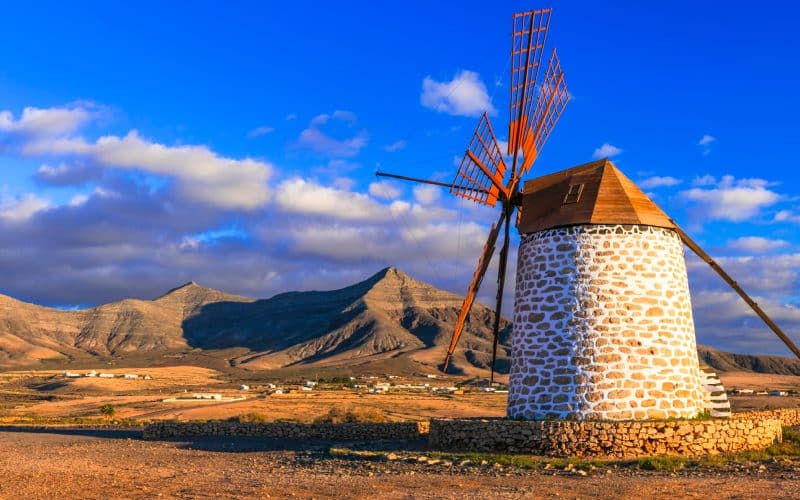 Molino en paisaje volcánico de Fuerteventura