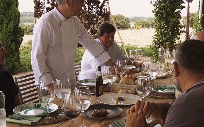 En esa mesa de Extremadura se habló, pero también se fue a comer