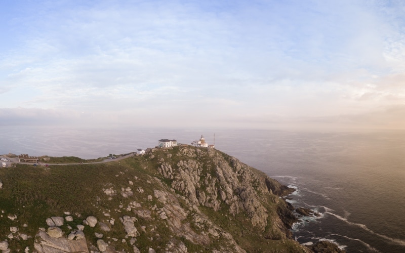 El cabo de Fisterra parece ser lo último antes de encontrarse con el Atlántico.