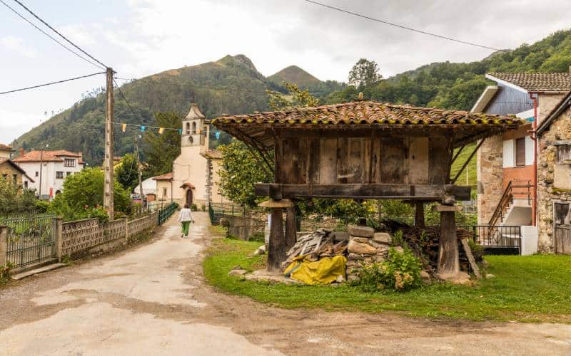 Puente, iglesia y hórreo
